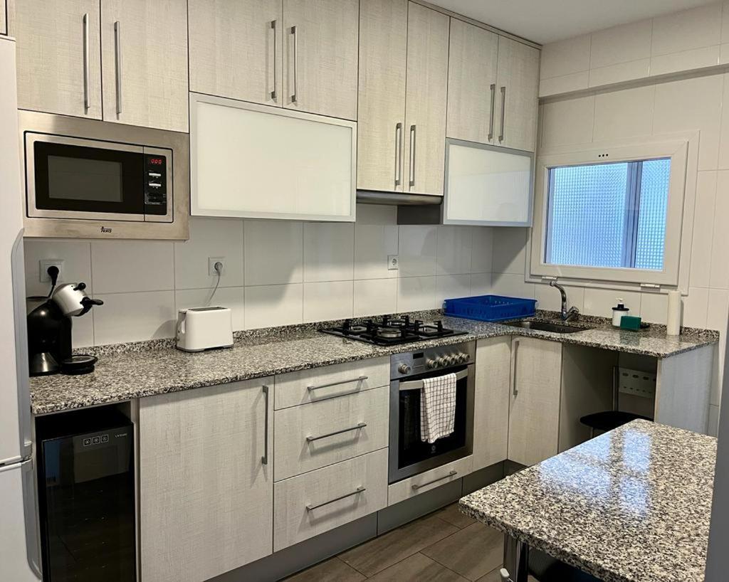 Large Near Fira And Center Apartament