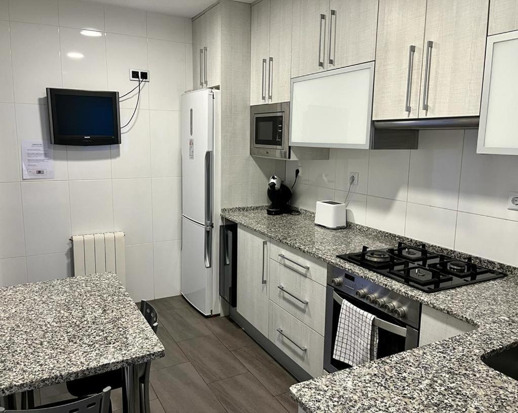 Large Near Fira And Center Apartament